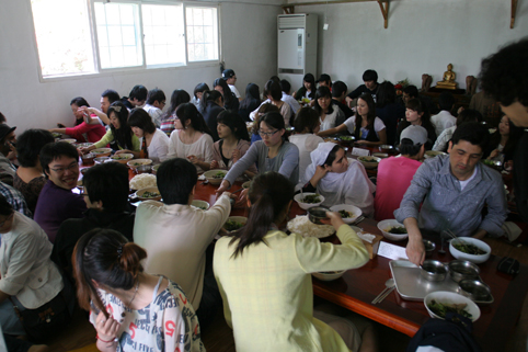 Sinh viên Quốc tế đến Liên Đăng Quốc Tế Thiền viện sinh hoạt Hè - Thu