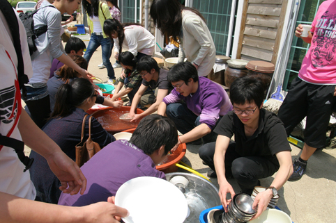 Sinh viên Quốc tế đến Liên Đăng Quốc Tế Thiền viện sinh hoạt Hè - Thu