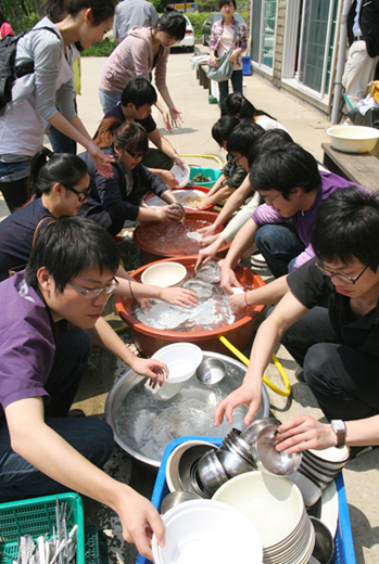 Sinh viên Quốc tế đến Liên Đăng Quốc Tế Thiền viện sinh hoạt Hè - Thu