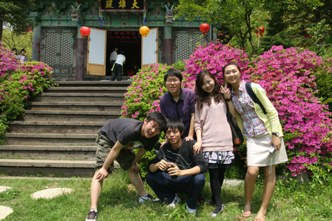 Sinh viên Quốc tế đến Liên Đăng Quốc Tế Thiền viện sinh hoạt Hè - Thu