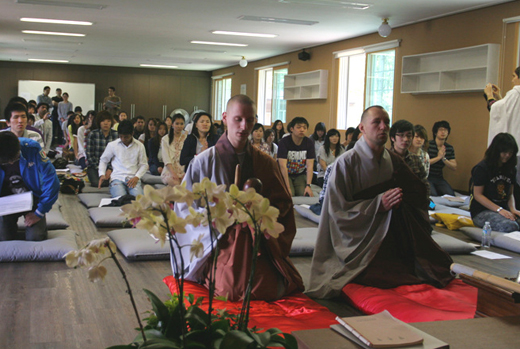 Sinh viên Quốc tế đến Liên Đăng Quốc Tế Thiền viện sinh hoạt Hè - Thu