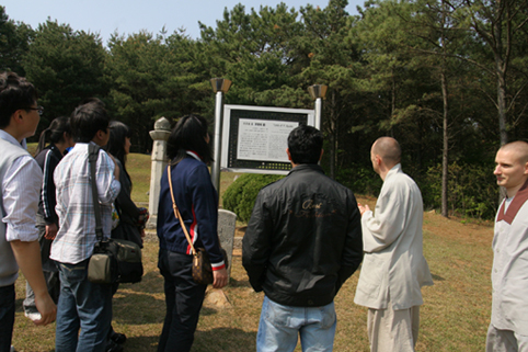 Sinh viên Quốc tế đến Liên Đăng Quốc Tế Thiền viện sinh hoạt Hè - Thu