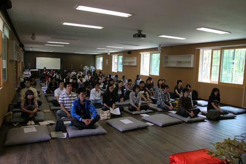 Sinh viên Quốc tế đến Liên Đăng Quốc Tế Thiền viện sinh hoạt Hè - Thu