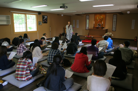 Sinh viên Quốc tế đến Liên Đăng Quốc Tế Thiền viện sinh hoạt Hè - Thu