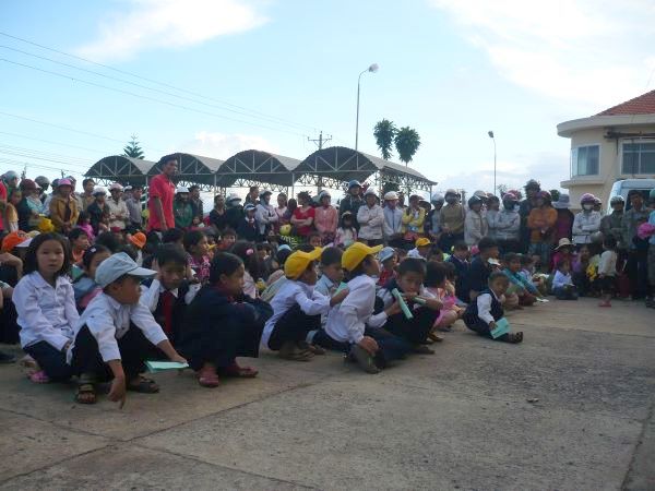 Lâm Đồng: Phát 500 phần quà Trung Thu và trao 30 suất học bổng