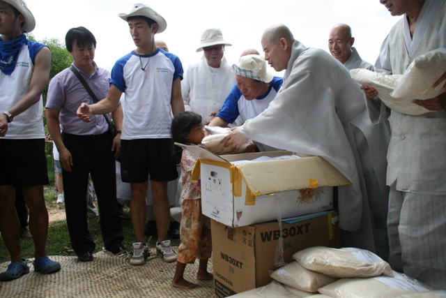 Phật giáo Hàn Quốc chia sẻ dân nghèo tại Siem Reap Campuchia