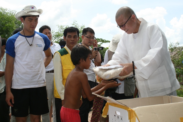 Phật giáo Hàn Quốc chia sẻ dân nghèo tại Siem Reap Campuchia