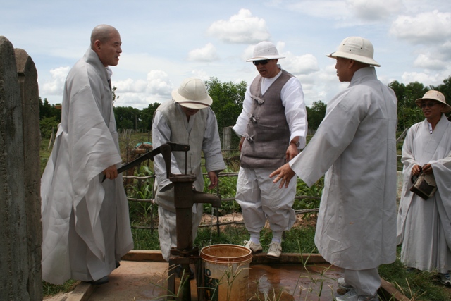 Phật giáo Hàn Quốc chia sẻ dân nghèo tại Siem Reap Campuchia