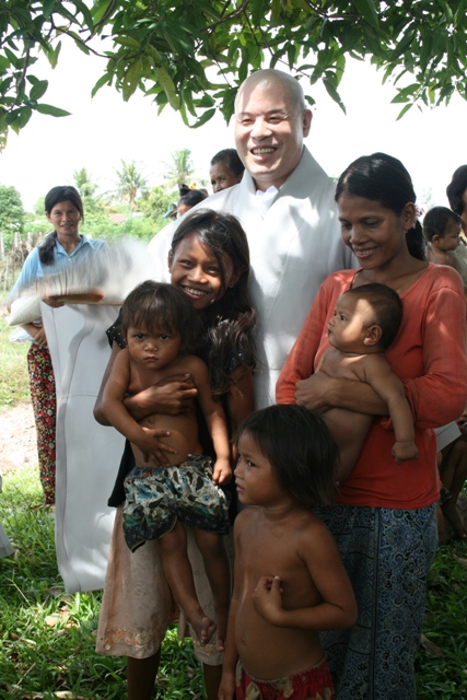 Phật giáo Hàn Quốc chia sẻ dân nghèo tại Siem Reap Campuchia