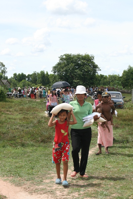Phật giáo Hàn Quốc chia sẻ dân nghèo tại Siem Reap Campuchia