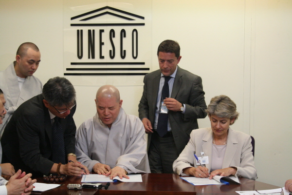 Tổng thư ký LHQ Ban Ki-moon cùng Tổng Thư Ký Phật giáo Hàn Quốc chia sẻ vì hòa bình thế giới