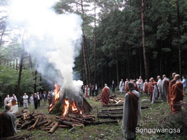 Tang lễ nữ Bồ tát (tại gia) Bửu Kính Hoa, Hàn Quốc