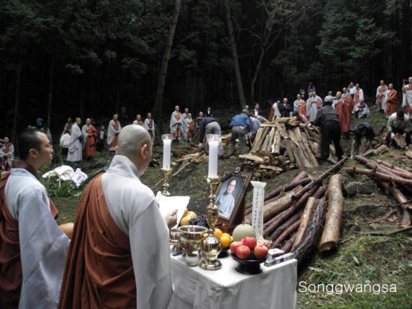 Tang lễ nữ Bồ tát (tại gia) Bửu Kính Hoa, Hàn Quốc