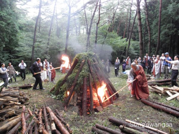 Tang lễ nữ Bồ tát (tại gia) Bửu Kính Hoa, Hàn Quốc