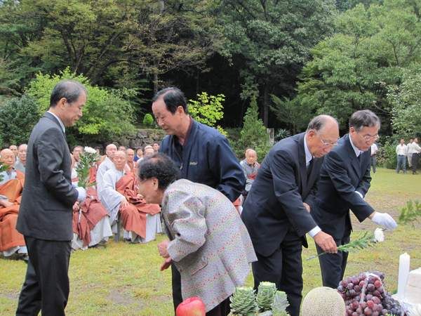 Tang lễ nữ Bồ tát (tại gia) Bửu Kính Hoa, Hàn Quốc