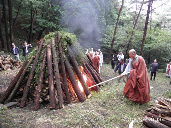Tang lễ nữ Bồ tát (tại gia) Bửu Kính Hoa, Hàn Quốc