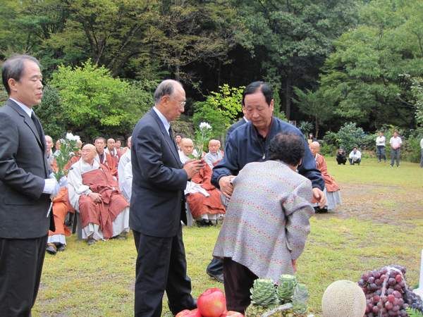 Tang lễ nữ Bồ tát (tại gia) Bửu Kính Hoa, Hàn Quốc