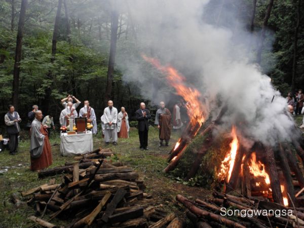 Tang lễ nữ Bồ tát (tại gia) Bửu Kính Hoa, Hàn Quốc