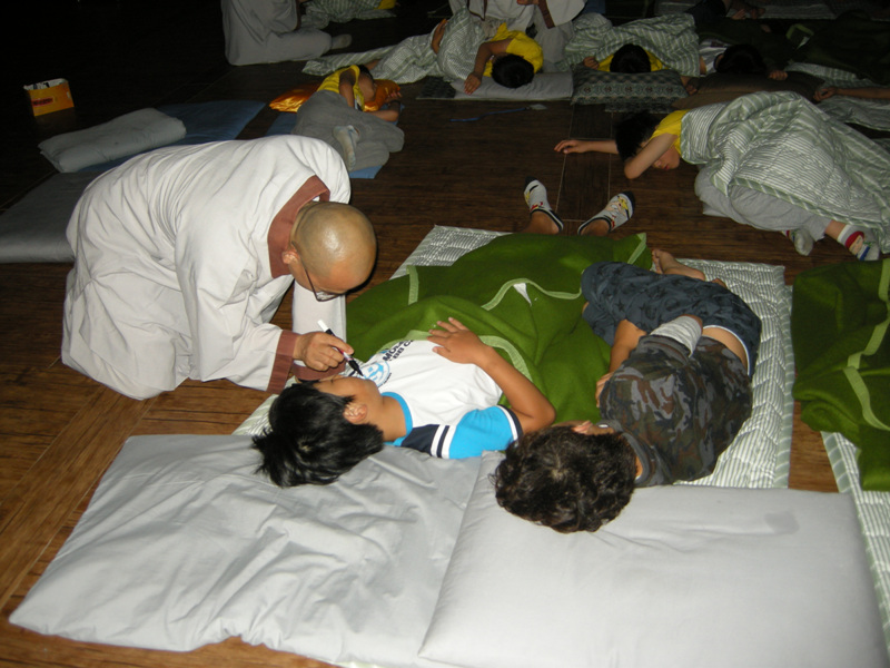 Hình ảnh  khóa tu mùa Hè cho Thanh thiếu niên  tại Tổ đình Hải Ấn Cổ Tự (Haeinsa) Hàn Quốc