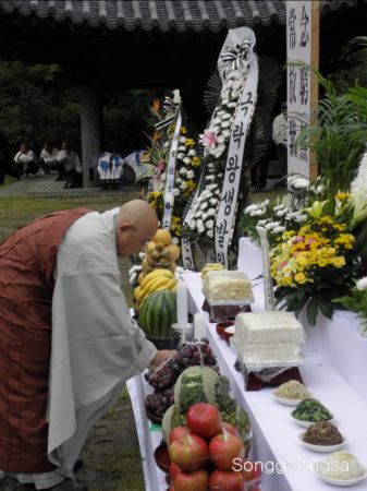 Tang lễ nữ Bồ tát (tại gia) Bửu Kính Hoa, Hàn Quốc