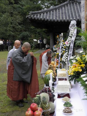 Tang lễ nữ Bồ tát (tại gia) Bửu Kính Hoa, Hàn Quốc