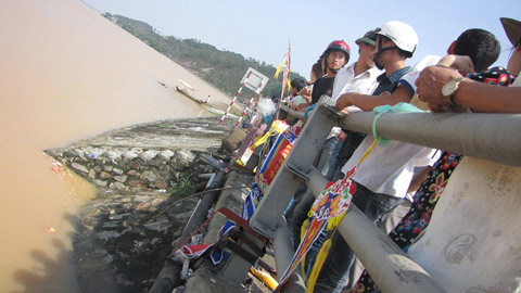 Cầu siêu cho nạn nhân trên xe khách bị lũ cuốn trôi