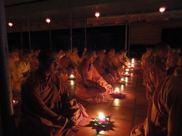 Đồng Nai - Trường Trung Cấp Phật Học Đồng Nai từng ánh nến lung linh tỏa sáng