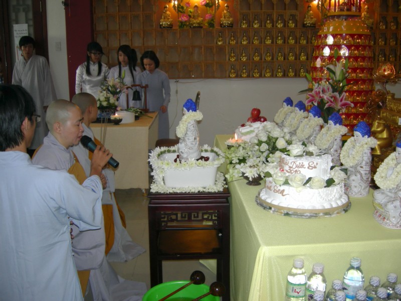 Nhóm Lá Sen tổ chức lễ vía Dược Sư tại chùa Long Phước