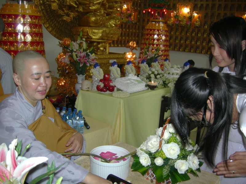 Nhóm Lá Sen tổ chức lễ vía Dược Sư tại chùa Long Phước