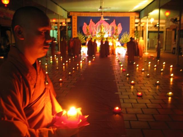 Đồng Nai - Trường Trung Cấp Phật Học Đồng Nai từng ánh nến lung linh tỏa sáng
