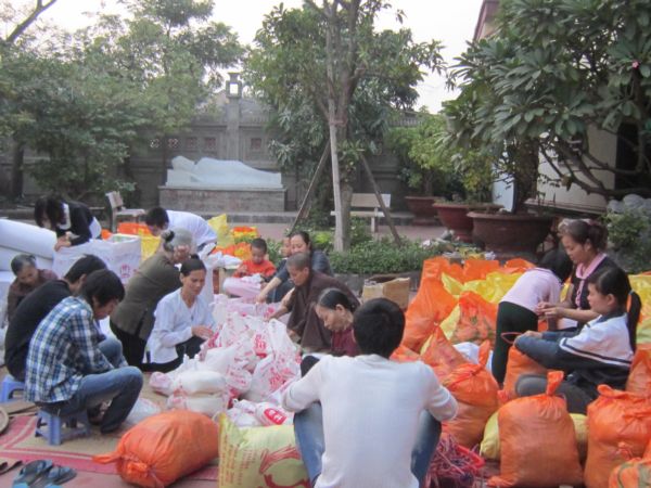 Chùa Linh Sơn Vạn Phúc cứu trợ từ thiện ở Quảng Bình