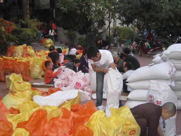 Chùa Linh Sơn Vạn Phúc cứu trợ từ thiện ở Quảng Bình