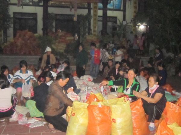 Chùa Linh Sơn Vạn Phúc cứu trợ từ thiện ở Quảng Bình