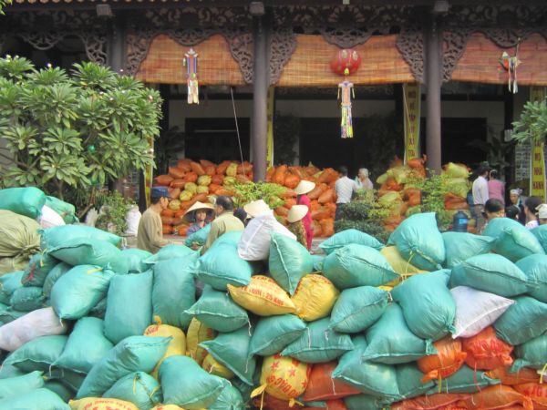Chùa Linh Sơn Vạn Phúc cứu trợ từ thiện ở Quảng Bình