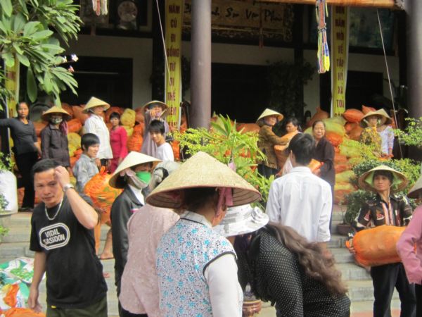 Chùa Linh Sơn Vạn Phúc cứu trợ từ thiện ở Quảng Bình