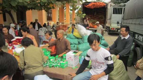 Chùa Linh Sơn Vạn Phúc cứu trợ từ thiện ở Quảng Bình