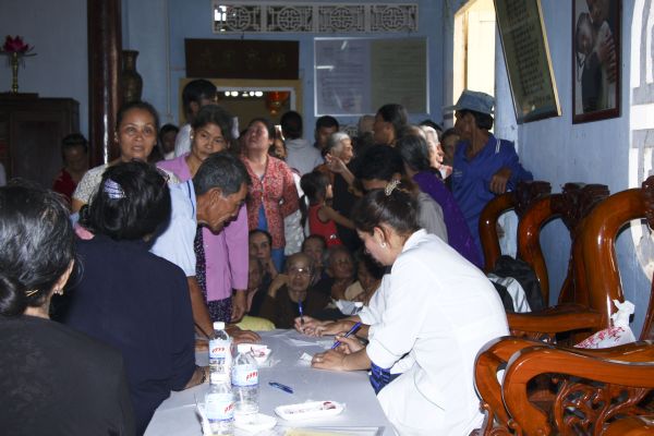 Đồng Tháp: Chùa Quan Âm trao trên 1000 phần quà, khám bệnh và phát thuốc miễn phí cho dân nghèo tại địa phương
