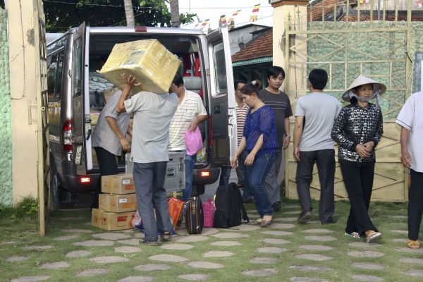 Đồng Tháp: Chùa Quan Âm trao trên 1000 phần quà, khám bệnh và phát thuốc miễn phí cho dân nghèo tại địa phương