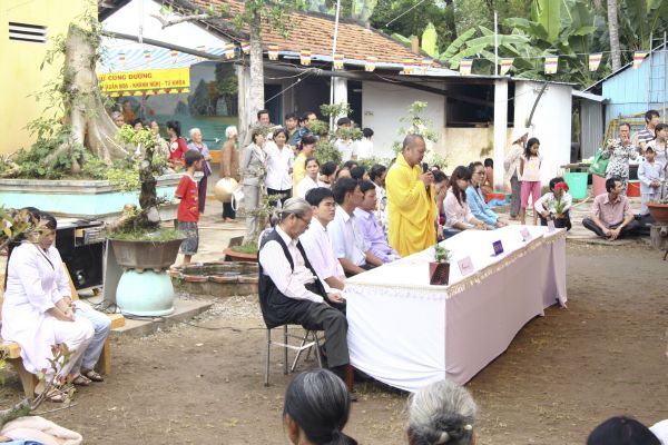 Đồng Tháp: Chùa Quan Âm trao trên 1000 phần quà, khám bệnh và phát thuốc miễn phí cho dân nghèo tại địa phương