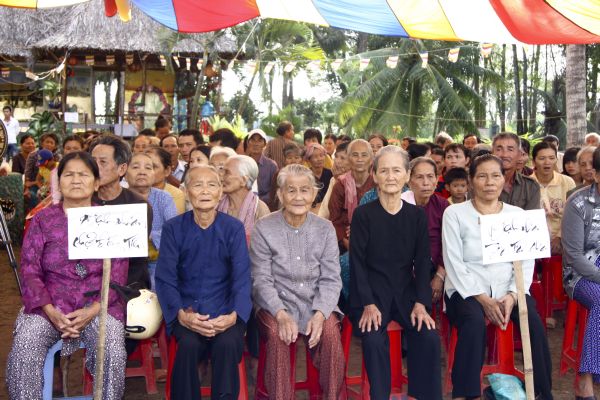 Đồng Tháp: Chùa Quan Âm trao trên 1000 phần quà, khám bệnh và phát thuốc miễn phí cho dân nghèo tại địa phương