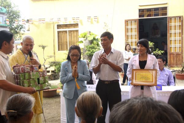 Đồng Tháp: Chùa Quan Âm trao trên 1000 phần quà, khám bệnh và phát thuốc miễn phí cho dân nghèo tại địa phương