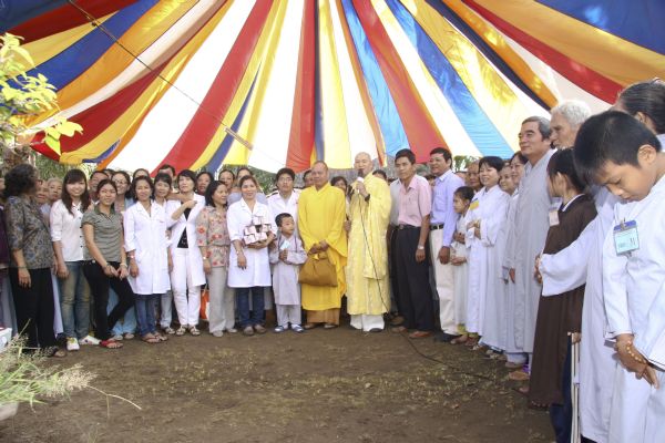 Đồng Tháp: Chùa Quan Âm trao trên 1000 phần quà, khám bệnh và phát thuốc miễn phí cho dân nghèo tại địa phương