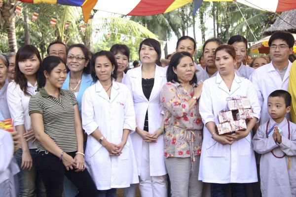 Đồng Tháp: Chùa Quan Âm trao trên 1000 phần quà, khám bệnh và phát thuốc miễn phí cho dân nghèo tại địa phương