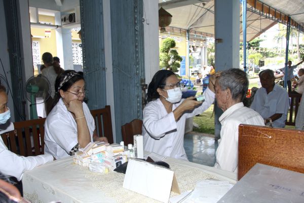 Đồng Tháp: Chùa Quan Âm trao trên 1000 phần quà, khám bệnh và phát thuốc miễn phí cho dân nghèo tại địa phương