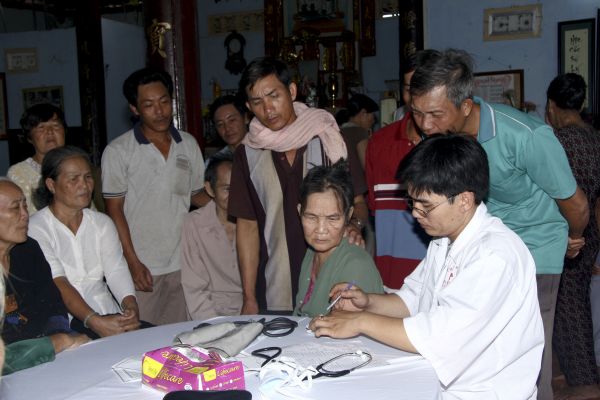 Đồng Tháp: Chùa Quan Âm trao trên 1000 phần quà, khám bệnh và phát thuốc miễn phí cho dân nghèo tại địa phương