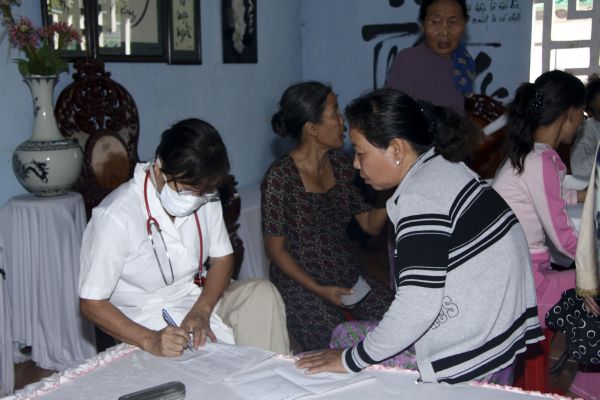 Đồng Tháp: Chùa Quan Âm trao trên 1000 phần quà, khám bệnh và phát thuốc miễn phí cho dân nghèo tại địa phương
