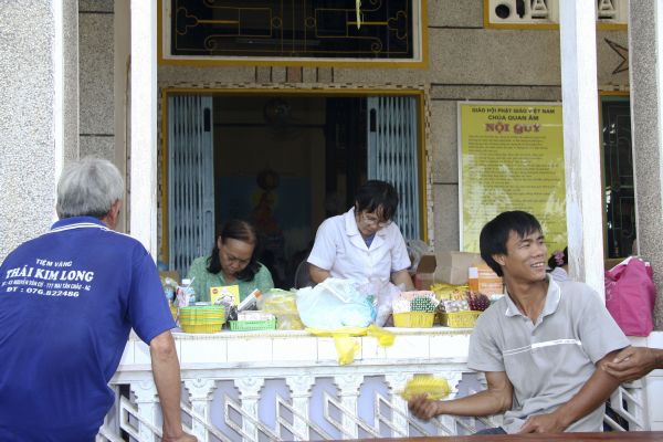 Đồng Tháp: Chùa Quan Âm trao trên 1000 phần quà, khám bệnh và phát thuốc miễn phí cho dân nghèo tại địa phương