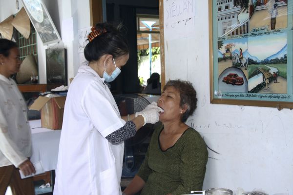 Đồng Tháp: Chùa Quan Âm trao trên 1000 phần quà, khám bệnh và phát thuốc miễn phí cho dân nghèo tại địa phương