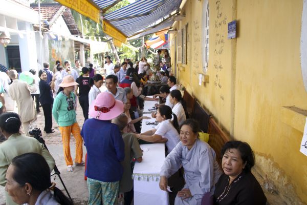 Đồng Tháp: Chùa Quan Âm trao trên 1000 phần quà, khám bệnh và phát thuốc miễn phí cho dân nghèo tại địa phương