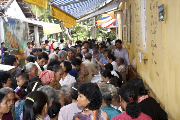 Đồng Tháp: Chùa Quan Âm trao trên 1000 phần quà, khám bệnh và phát thuốc miễn phí cho dân nghèo tại địa phương